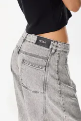 Jean wide leg de tiro alto en color gris con efecto acid wash, bolsillos funcionales, costuras marcadas y ruedo desflecado.