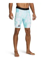 Shorts deportivos ajustados de compresión Under Armour, modelo Curry HG Prtd, de color celeste y blanco con estampado efecto tie-dye. Cuenta con cintura elástica negra con la inscripción "CURRY" y el logo de la marca en la pierna izquierda.