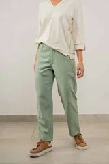 Pantalón verde con corte recto, bolsillos laterales y cintura alta.