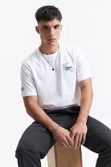 Pantalón de gabardina color azul marino, con diseño de cinco bolsillos, corte relajado, cintura elastizada con cordones ajustables y terminación recta sin puños.