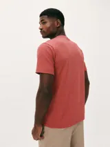 Camiseta básica de manga corta y cuello redondo, color rojo oscuro.