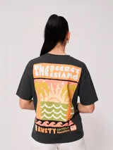 Remera blanca de algodón con estampado frontal y trasero con la leyenda "Rusty Australia Mermaid Beach". Corte holgado.