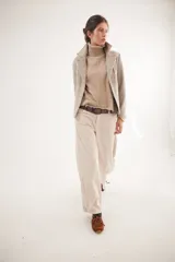 Pantalón de pana de corte ancho y tiro medio-bajo, con diseño de cinco bolsillos y acabado lavado. Presenta un aplique cuadrado decorativo en una de las piernas y un pin bordado de la marca.