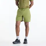 Short deportivo New Balance Sport Essentials de color verde, con cintura elástica con cordón de ajuste interno y logo reflectante en el lateral.