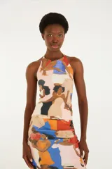 Top de escote halter sin mangas, con estampa artística multicolor de figuras humanas y silueta ajustada.