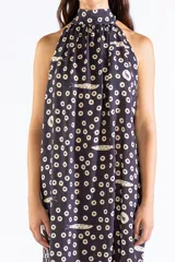 Vestido largo negro con cuello halter y estampado exclusivo de pequeños círculos y peces. Diseño sin mangas y corte fluido.