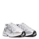 Championes Under Armour Sola, color blanco con detalles plateados.