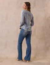 Blusa estampada de Zac & Rachel con cuello a la base, escote en V y botones. Tiene un bolsillo aplicado en la parte delantera, mangas largas regulables con presilla y botón, y terminación anudada opcional.