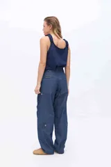 Musculosa de punto azul marino con brillo de lurex, escote redondo y breteles anchos decorados con rulos tejidos.