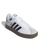 Championes Adidas modelo VL Court 3.0, con diseño urbano de base vulcanizada color marrón. Presenta una capellada de cuero sintético texturizado en color blanco con las icónicas tres tiras laterales en negro y puntera de gamuza en tono gris claro.