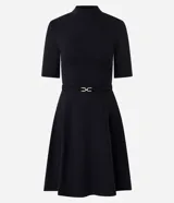 Vestido midi evasé color bordó, con cuello alto, mangas cortas y cintura marcada con cinturón fino removible con hebilla metálica dorada.