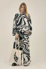 Camisa de manga larga con estampado abstracto en blanco y negro, de corte holgado.