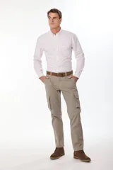 Pantalón cargo gris oscuro de gabardina con bolsillos laterales con fuelle y solapa.