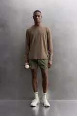 Camiseta negra de entrenamiento de corte regular fit, confeccionada en tejido técnico ligero y elástico. Cuenta con cuello redondo, mangas largas, costuras planas y logo estampado. Zara Athleticz.