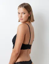 Bralette de encaje floral color rosa pálido, con breteles finos regulables, sin aro ni relleno, con forro interno de microtul elastizado y cierre trasero de tres posiciones.