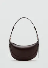 Bolso mediano de diseño ovalado, color marrón oscuro, con asa de hombro ajustable y cierre de cremallera.