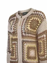 Sweater de crochet marca RKF modelo Luniva, confeccionado con mezcla de algodón orgánico, acrílico y lino orgánico. Presenta diseño de patrones artesanales en tonos naturales, cuello redondo, manga larga y cierre frontal.