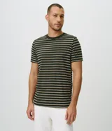 Remera masculina de corte regular, confeccionada en tejido de algodón y poliéster, con diseño de rayas horizontales en hilo teñido, cuello redondo y manga corta.