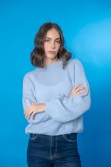 Sweater celeste de lana mohair y acrílico, con cuello redondo y mangas largas.
