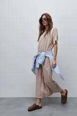 Vestido midi de algodón color beige, de calce relajado y silueta recta, con cuello redondo y mangas cortas amplias.
