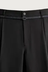 Pantalón de corte balloon fit confeccionado en tejido con viscosa. Presenta cintura ajustable con cinturón integrado, pliegues frontales, bolsillos laterales y bolsillos traseros de doble vivo. Cierre frontal con cremallera y botón.