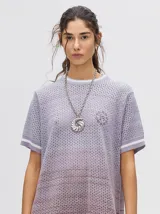 Vestido corto de tejido de punto con efecto degradado, cuello redondo y mangas cortas con puños a rayas en contraste. Presenta un diseño holgado y calado.