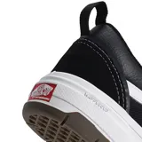 Championes Vans modelo Skate Old Skool con tecnología Wafflecup, color negro con detalles en blanco. Presentan una combinación de materiales en la capellada, cordones blancos, la icónica banda lateral de Vans y una suela de goma resistente con diseño de waffle.