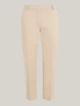 Pantalón chino color beige, de corte recto slim, con raya marcada en la pierna y cierre oculto.