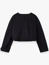 Campera corta oversize de color negro, confeccionada en algodón, con mangas largas, cuello redondo, cierre frontal de botones y bajo con elástico fruncido.