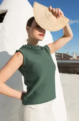 Top tejido sin mangas en hilo de algodón, con cuello redondo decorado con una trenza tejida y espalda baja.