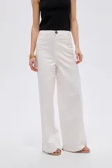 Pantalón blanco de tiro alto, corte ancho y recto, confeccionado en algodón con elastano, con pinzas y cierre frontal con botón.