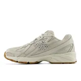 Championes New Balance modelo 740, de diseño aerodinámico inspirado en el running de los años 2000. Presenta una parte superior de malla técnica en tono beige claro con superposiciones sintéticas, logotipo N lateral con estampado animal print y suela de goma color caramelo con tecnología de amortiguación ABZORB.
