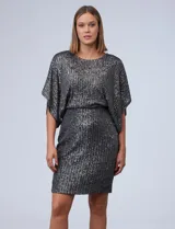 Vestido corto de lentejuelas plateadas, con cintura elastizada, escote en la espalda y forro interno a tono.