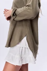 Camisa verde militar de manga larga con dos bolsillos frontales con solapa y cierre con botones.