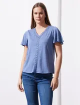 Remera color beige de tejido melange con escote en V y aplique de crochet en el frente.