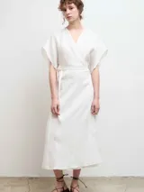 Kimono tipo vestido cruzado de lino color blanco, con escote en V, mangas cortas amplias y lazo ajustable en la cintura.