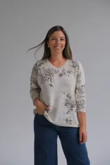 Sweater de punto con escote en V, de manga larga y calce holgado, con un estampado abstracto en tonos grises sobre base color crudo.