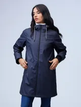Gabardina impermeable azul marino, marca Weatherproof, con cierre central, bolsillos delanteros, capucha fija y forro interno.