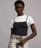Remera básica de cuello redondo y manga corta con detalle de dobladillo, confeccionada en algodón suave.