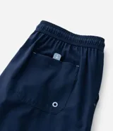 Bermuda boardshort de microfibra color azul marino, con cintura elástica, cordón ajustable y bolsillos.