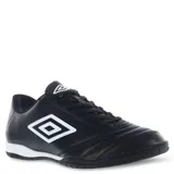 Championes de fútbol sala Umbro modelo Classico II IC, color negro con detalles en blanco. Presentan una parte superior de cuero sintético resistente, cierre con cordones y suela de goma diseñada para ofrecer tracción en superficies de cancha cerrada.