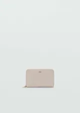Billetera de tamaño mediano con efecto piel saffiano, cierre de cremallera perimetral y logo metálico en relieve en la parte frontal. Cuenta con múltiples ranuras para tarjetas y un bolsillo interior con cierre.
