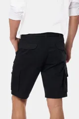 Bermuda cargo gris con cinturón, confeccionada en tejido de algodón con elasticidad, con bolsillos laterales y detalles en bolsillos traseros con solapa.