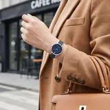 Reloj analógico Mini Focus con caja de aleación de zinc en tono oro rosa y esfera azul con acabado brillante. Cuenta con malla de acero tipo milanesa en color azul y movimiento de cuarzo japonés.