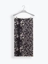 Pareo rectangular con estampa combinada de animal print tipo leopardo y rayas estilo cebra en tonos negro y beige.