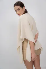 Ruana color crudo de tejido de punto con textura, hecha de 100% baby alpaca.