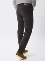 Pantalon de pana color tostado, de corte regular fit, con cinco bolsillos clásicos, cierre de botón y cremallera.