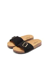 Sandalias de suela tipo corcho con plantilla acolchada color tostado, capellada ancha de color negro con hebilla metálica dorada decorativa.