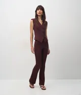 Pantalón de corte flare confeccionado en tejido Punto Roma, con diseño de tiro alto, recortes verticales a lo largo de las piernas y cintura elástica sin cierre.