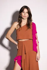 Top marrón de un solo hombro con volado fucsia.